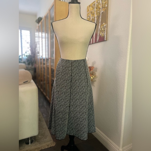 AVENUE - NWT grey, black & white micro dots stretchy skirt - Picture 1 of 8